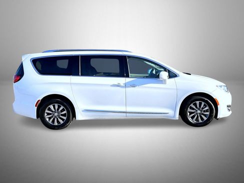 Used 2019 Chrysler Pacifica Touring-L Plus FWD image 4