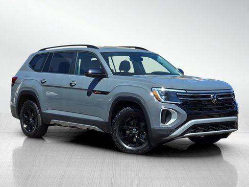 Used 2024 Volkswagen Atlas Peak Edition SE AWD/4WD image 2