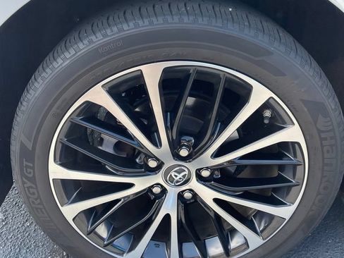 Used 2018 Toyota Camry SE w/ Convenience Package FWD image 16