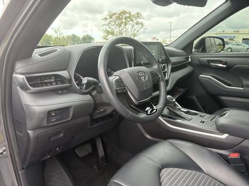 Used 2021 Toyota Highlander XSE FWD image 10