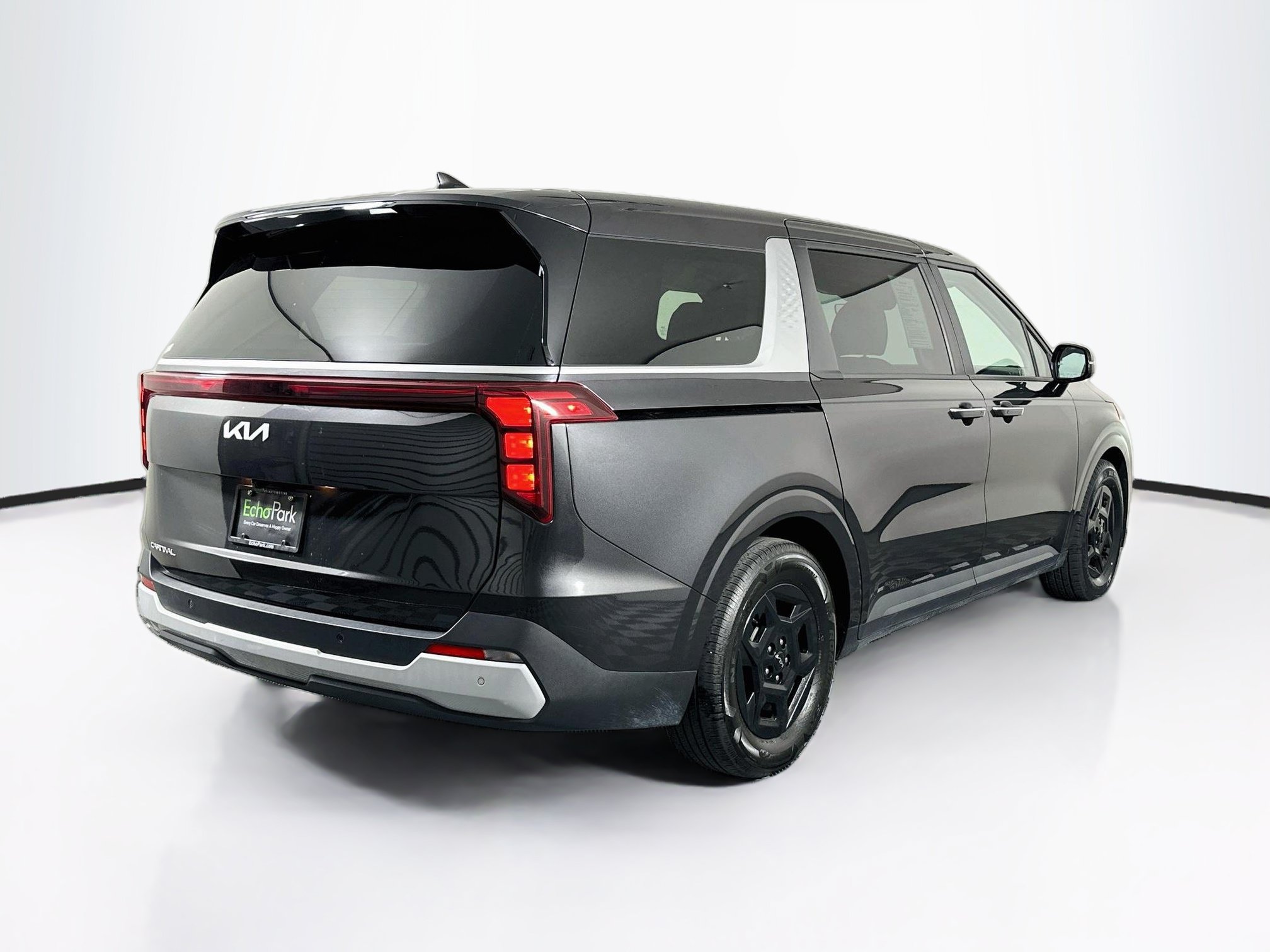 Used 2025 Kia Carnival FWD image 9