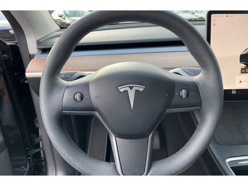 Used 2024 Tesla Model Y Standard Range image 33