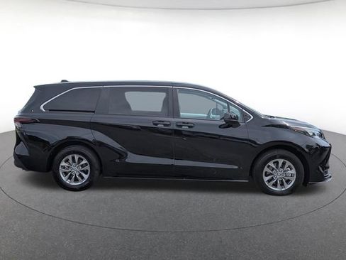 Used 2026 Toyota Sienna LE FWD image 7