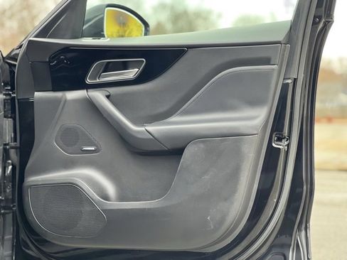 Used 2020 Jaguar F-PACE Premium image 23