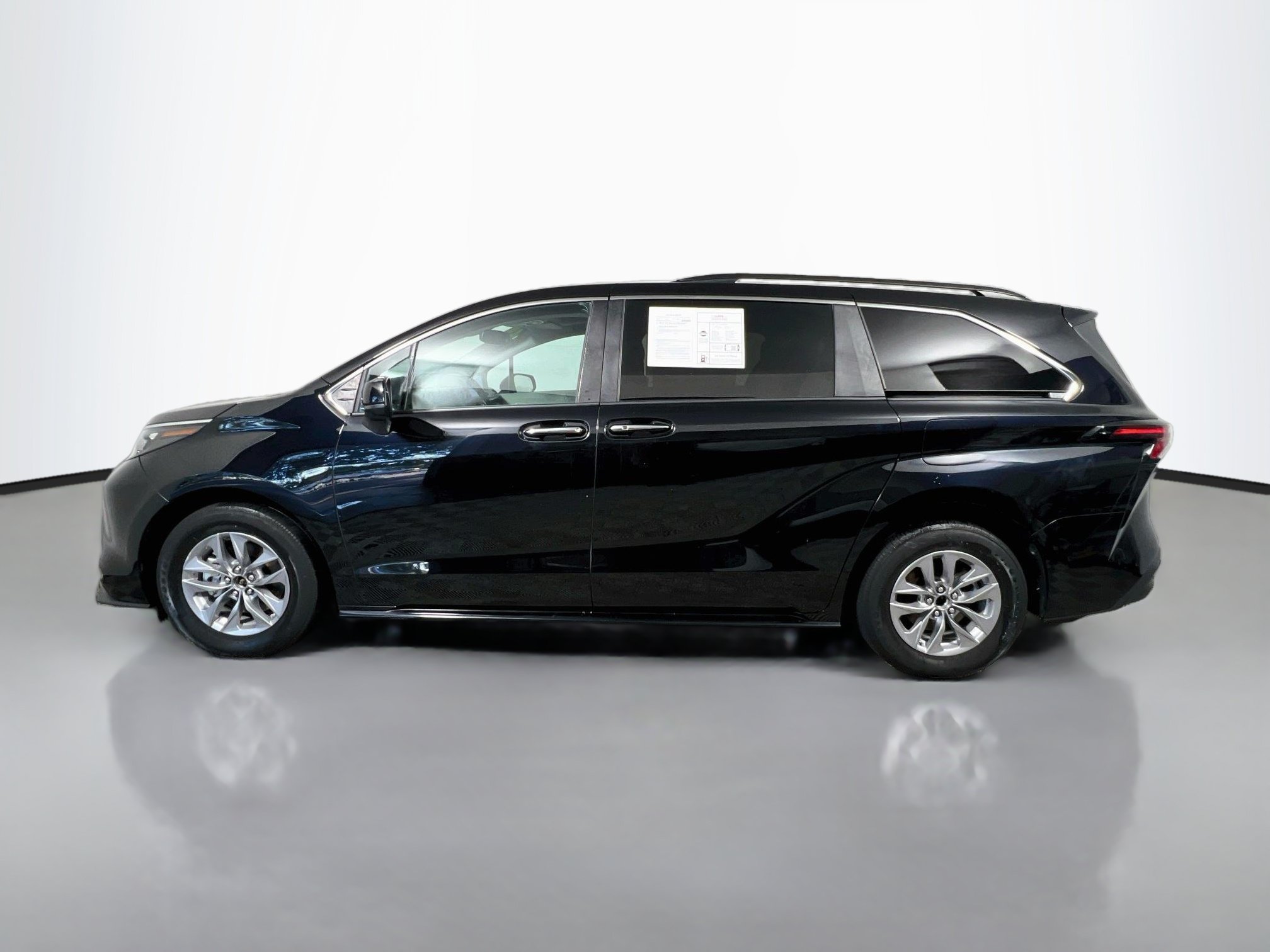 Used 2024 Toyota Sienna XLE FWD image 9