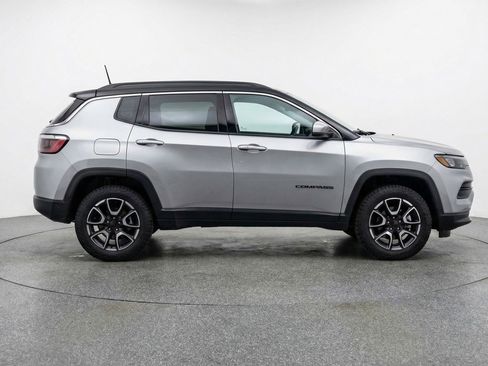 Used 2025 Jeep Compass Trailhawk AWD/4WD image 11