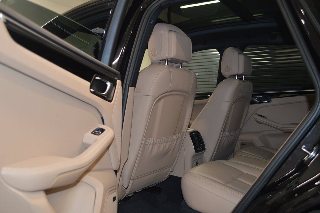 Certified 2025 Porsche Macan AWD/4WD image 36