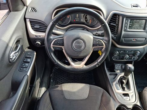 Used 2018 Jeep Cherokee Latitude w/ Cold Weather Group image 10