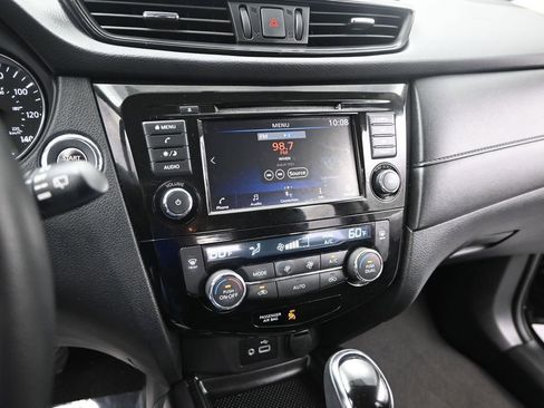 Used 2018 Nissan Rogue SV AWD/4WD image 18