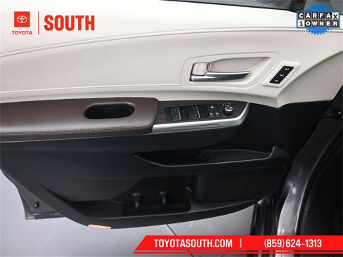 Used 2024 Toyota Sienna Platinum image 29
