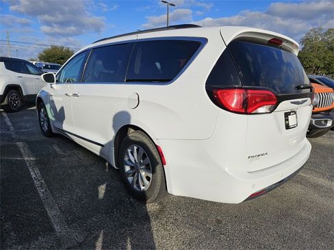 Used 2017 Chrysler Pacifica Touring-L image 4