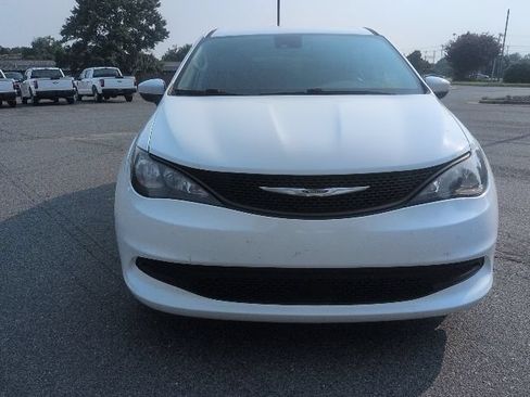 Used 2021 Chrysler Voyager L FWD image 2