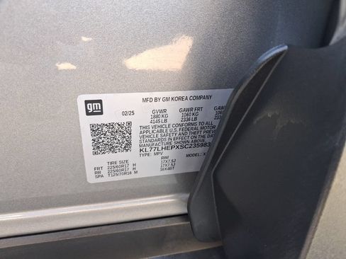 Used 2025 Chevrolet Trax LT w/ LT Convenience Package FWD image 3