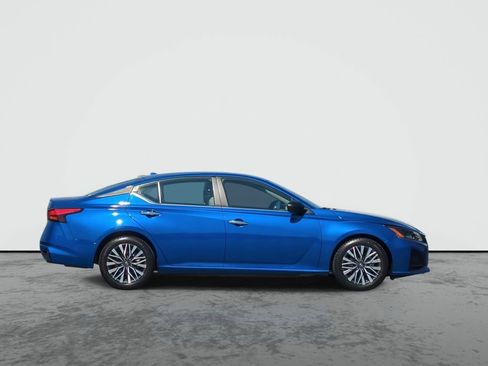 Used 2025 Nissan Altima 2.5 SV FWD image 9