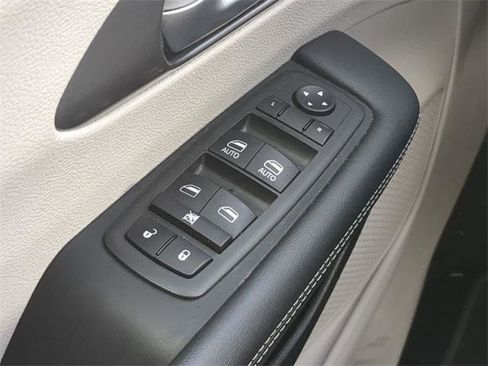 Certified 2024 Chrysler Pacifica Touring-L image 30