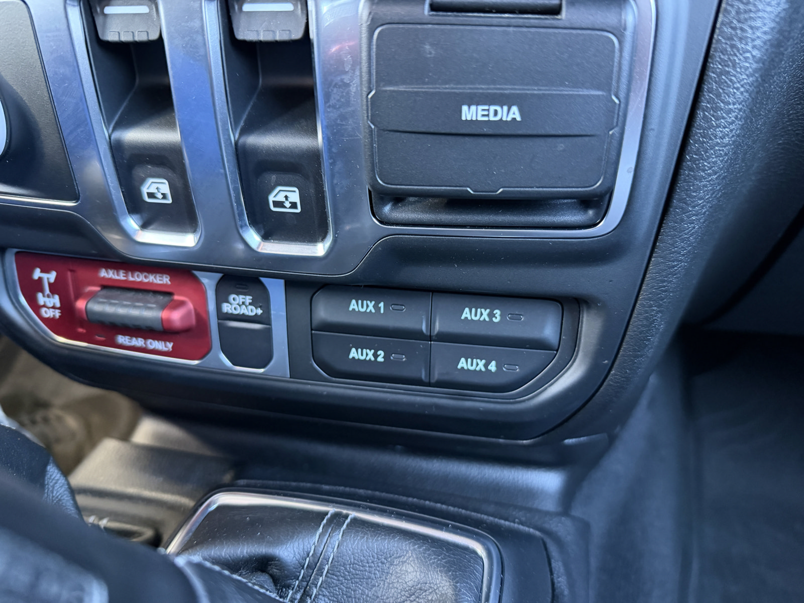 Used 2025 Jeep Wrangler Sport AWD/4WD image 21