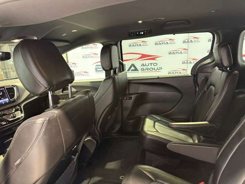 Used 2025 Chrysler Pacifica Select image 35