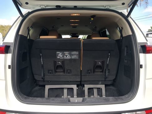 Used 2024 Kia Carnival EX image 13