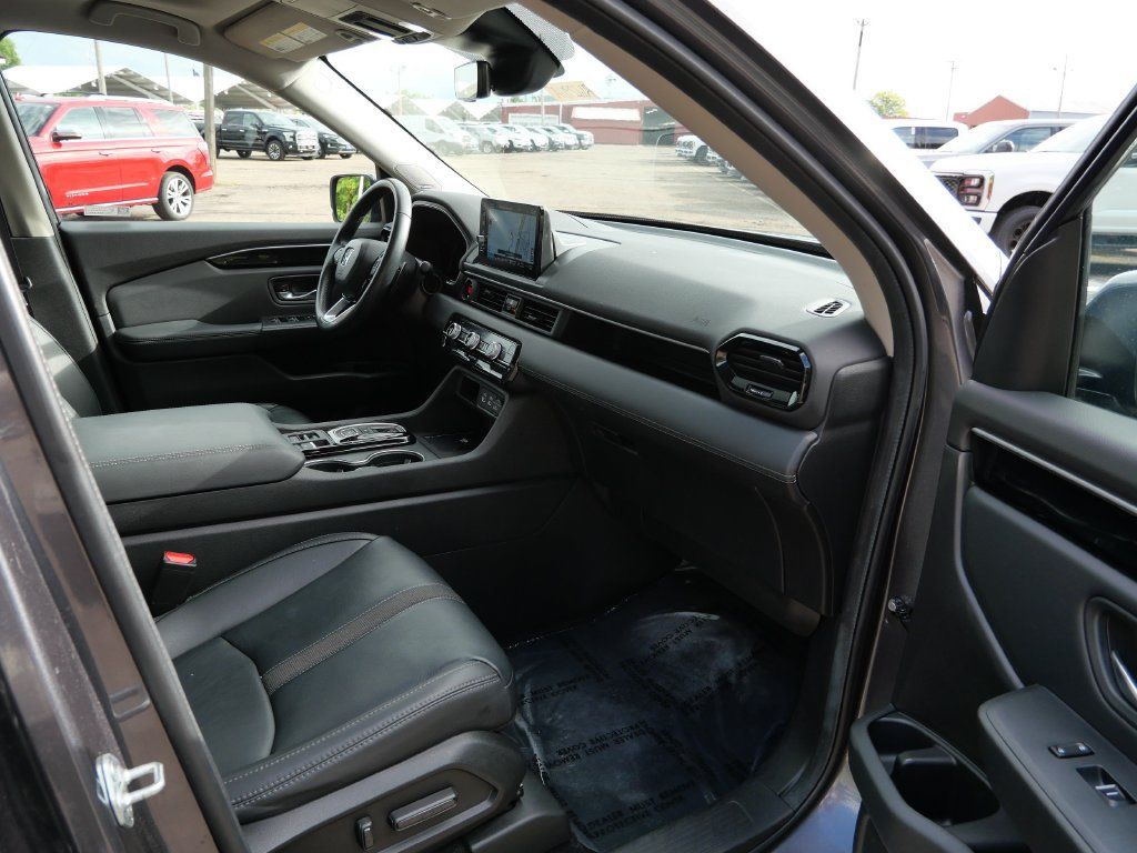 Used 2024 Honda Pilot Touring image 11