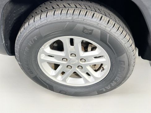 Used 2022 Jeep Grand Cherokee Laredo w/ Luxury Tech Group I image 28