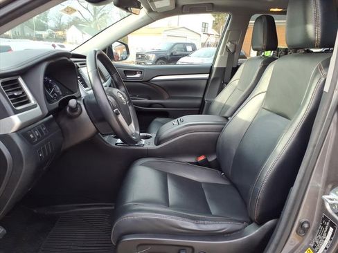 Used 2017 Toyota Highlander XLE image 18