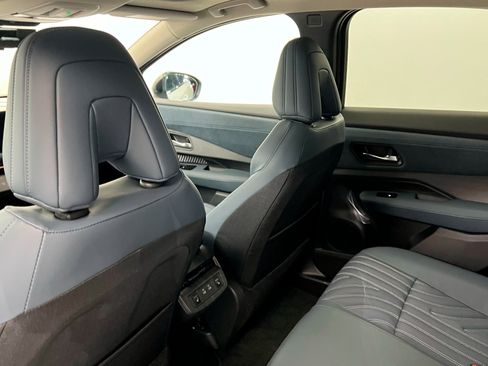 New 2025 Nissan Ariya Platinum image 19