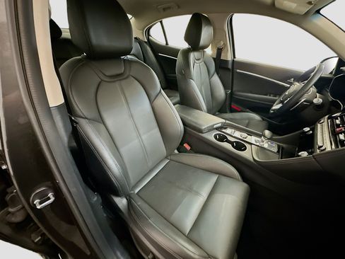 Used 2025 Genesis G70 2.5T image 32