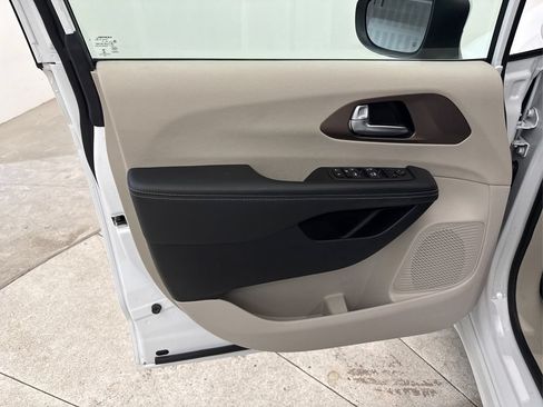 Used 2023 Chrysler Voyager LX FWD image 32