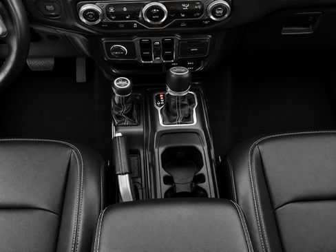 Used 2022 Jeep Wrangler Unlimited Sahara w/ Cold Weather Group AWD/4WD image 19