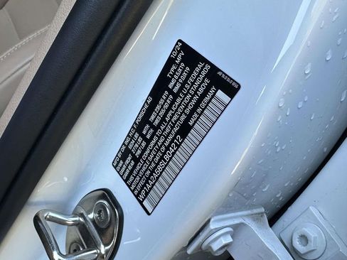 Certified 2025 Porsche Macan AWD/4WD image 8