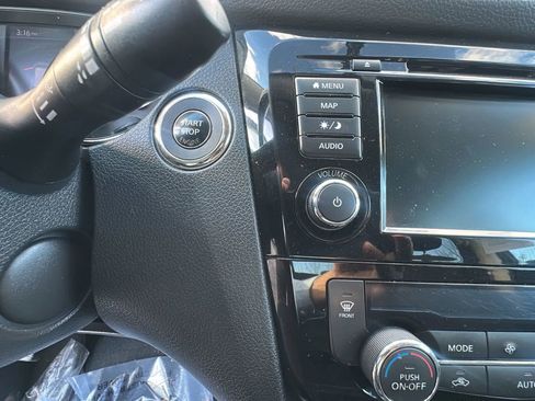 Used 2018 Nissan Rogue SV w/ Premium Package AWD/4WD image 12