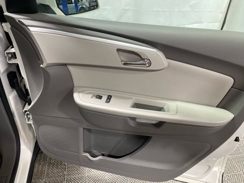 Used 2011 Chevrolet Traverse LT image 14