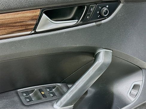 Used 2020 Volkswagen Passat 2.0T SEL image 18