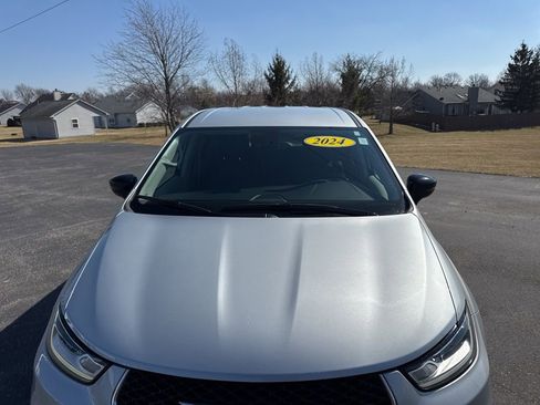 Used 2024 Chrysler Pacifica Touring-L FWD image 3