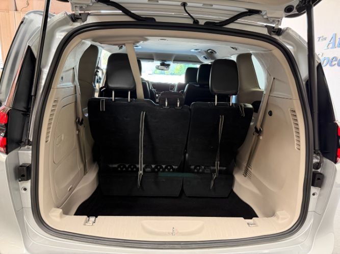 Used 2024 Chrysler Pacifica Limited FWD image 28
