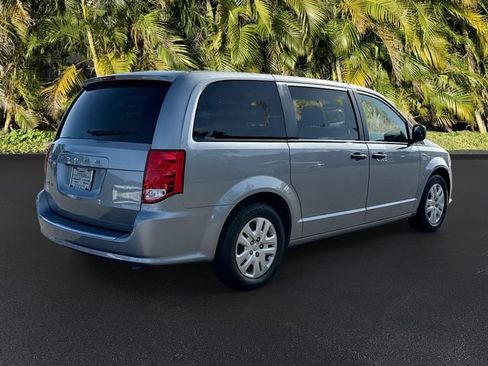 Used 2020 Dodge Grand Caravan SE FWD image 4
