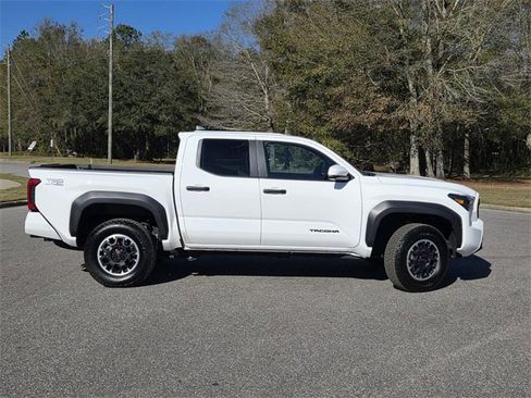 Used 2024 Toyota Tacoma TRD Off-Road image 33