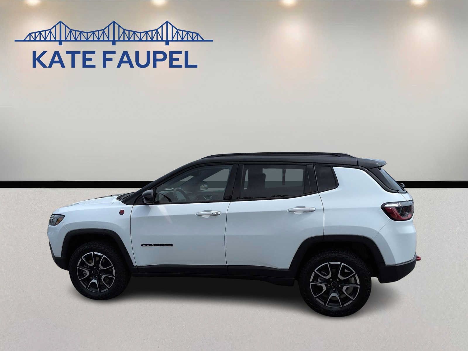 Used 2025 Jeep Compass Trailhawk AWD/4WD image 4