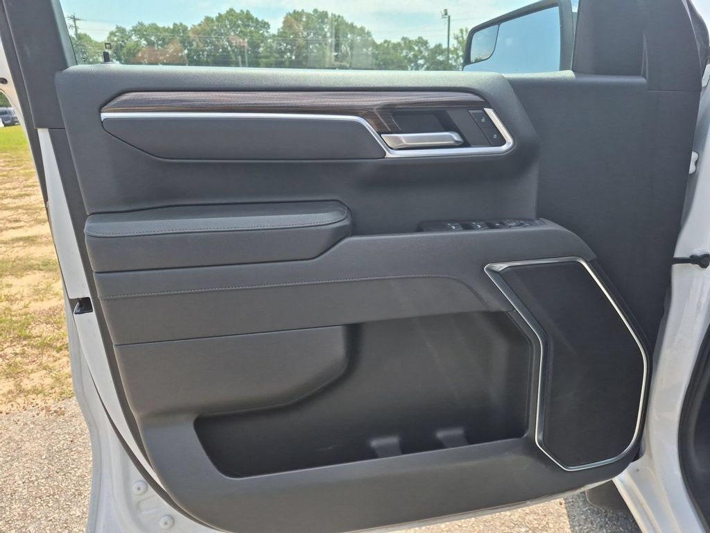 Used 2025 Chevrolet Silverado 1500 LT RWD image 13