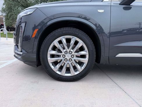 Used 2022 Cadillac XT6 Premium Luxury w/ Technology Package FWD image 9