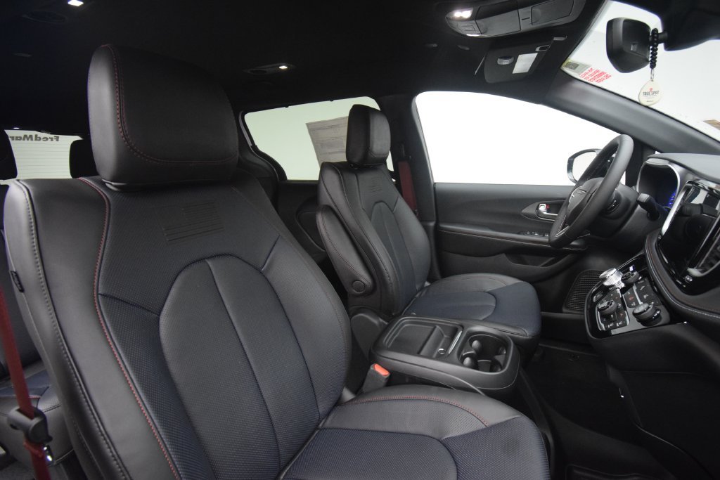 New 2027 Chrysler Pacifica Select FWD image 16