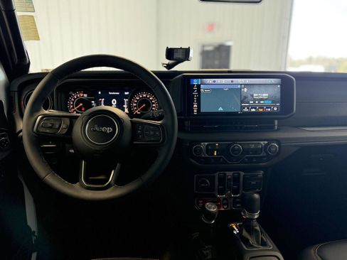 Used 2025 Jeep Gladiator Rubicon image 12
