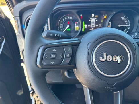 Used 2025 Jeep Wrangler Rubicon w/ Convenience Group image 23