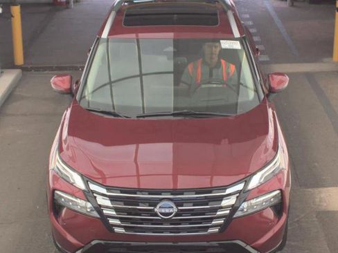 Used 2025 Nissan Rogue Platinum w/ Platinum Premium Package FWD image 2