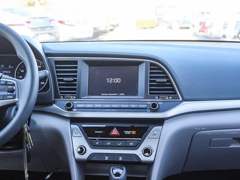 Used 2017 Hyundai Elantra SE image 18