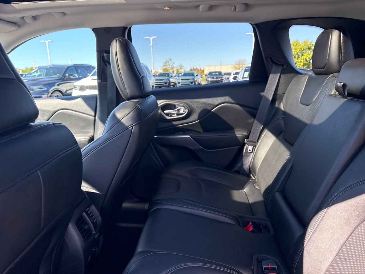 Used 2022 Jeep Cherokee Latitude Lux w/ Sun & Sound Group AWD/4WD image 14