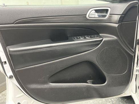 Used 2019 Jeep Grand Cherokee Altitude AWD/4WD image 8