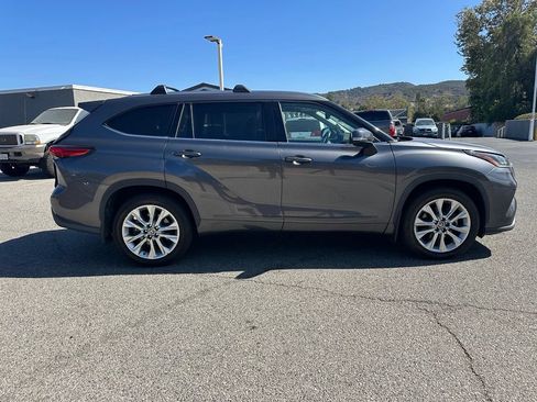 Used 2021 Toyota Highlander Limited FWD image 4
