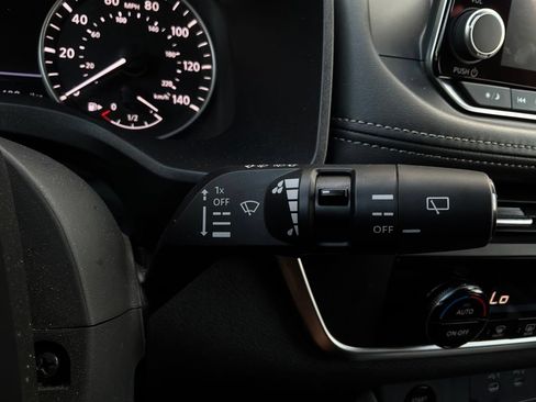 Used 2025 Nissan Rogue SV FWD image 39