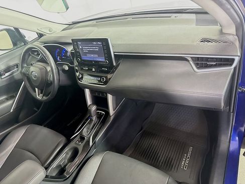 Certified 2022 Toyota Corolla Cross XLE image 29